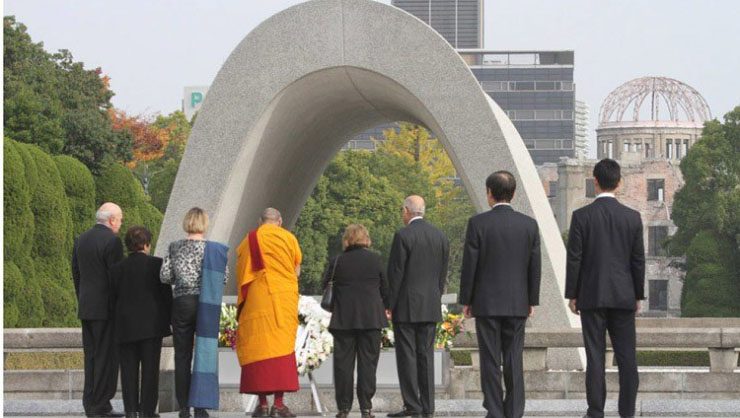 広島平和記念公園でノーベル平和賞受賞者の仲間と共に原爆の犠牲者たちに祈りを捧げるダライ・ラマ法王。2010年11月14日、広島（撮影：薄井大還）